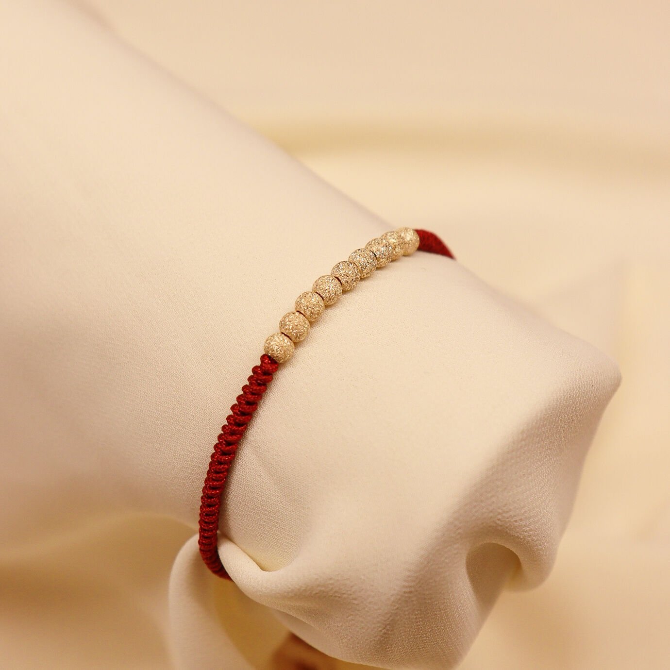 Sıralı Simli Top Bordo İpli Bileklik
