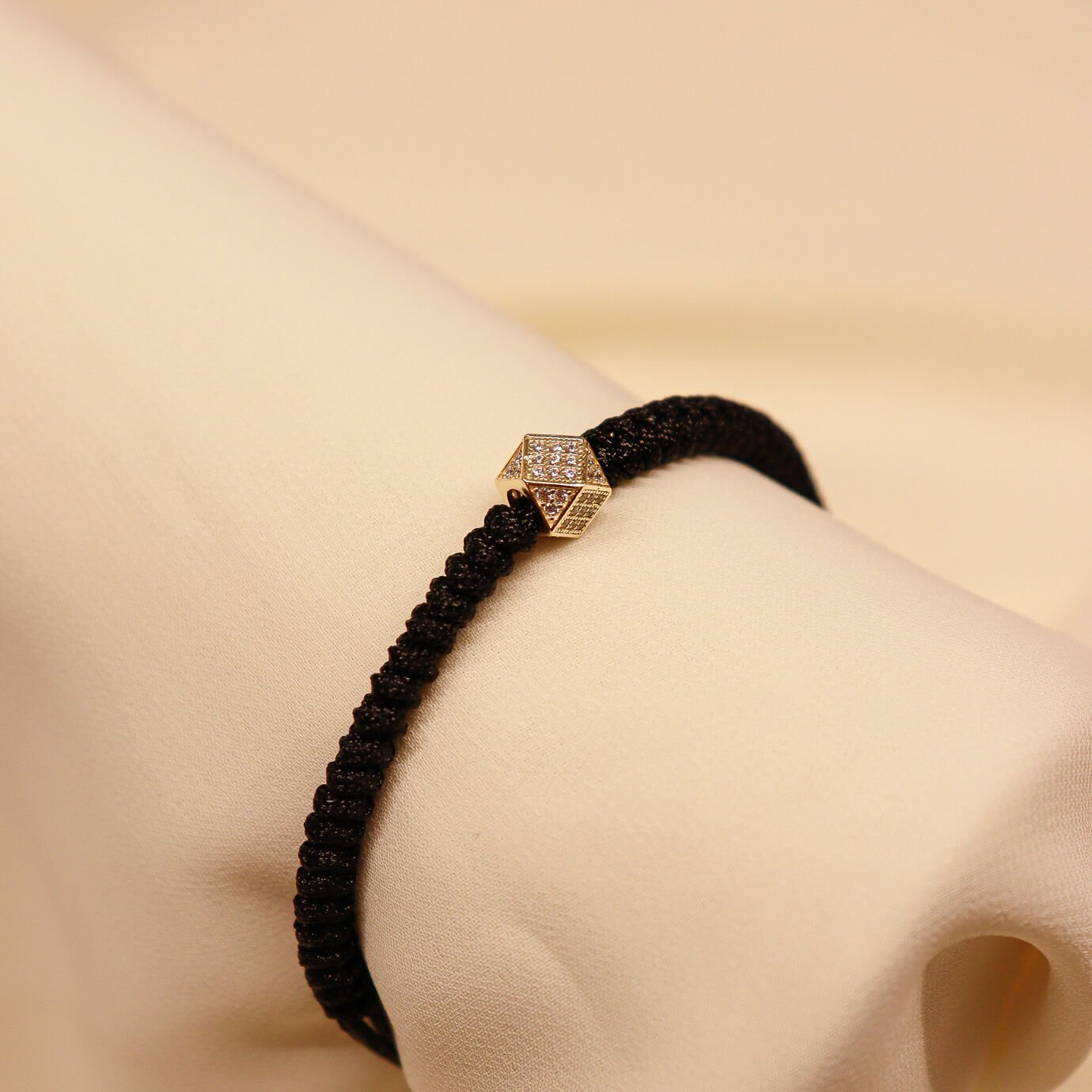 Taşlı Geometrik Siyah İpli Bileklik