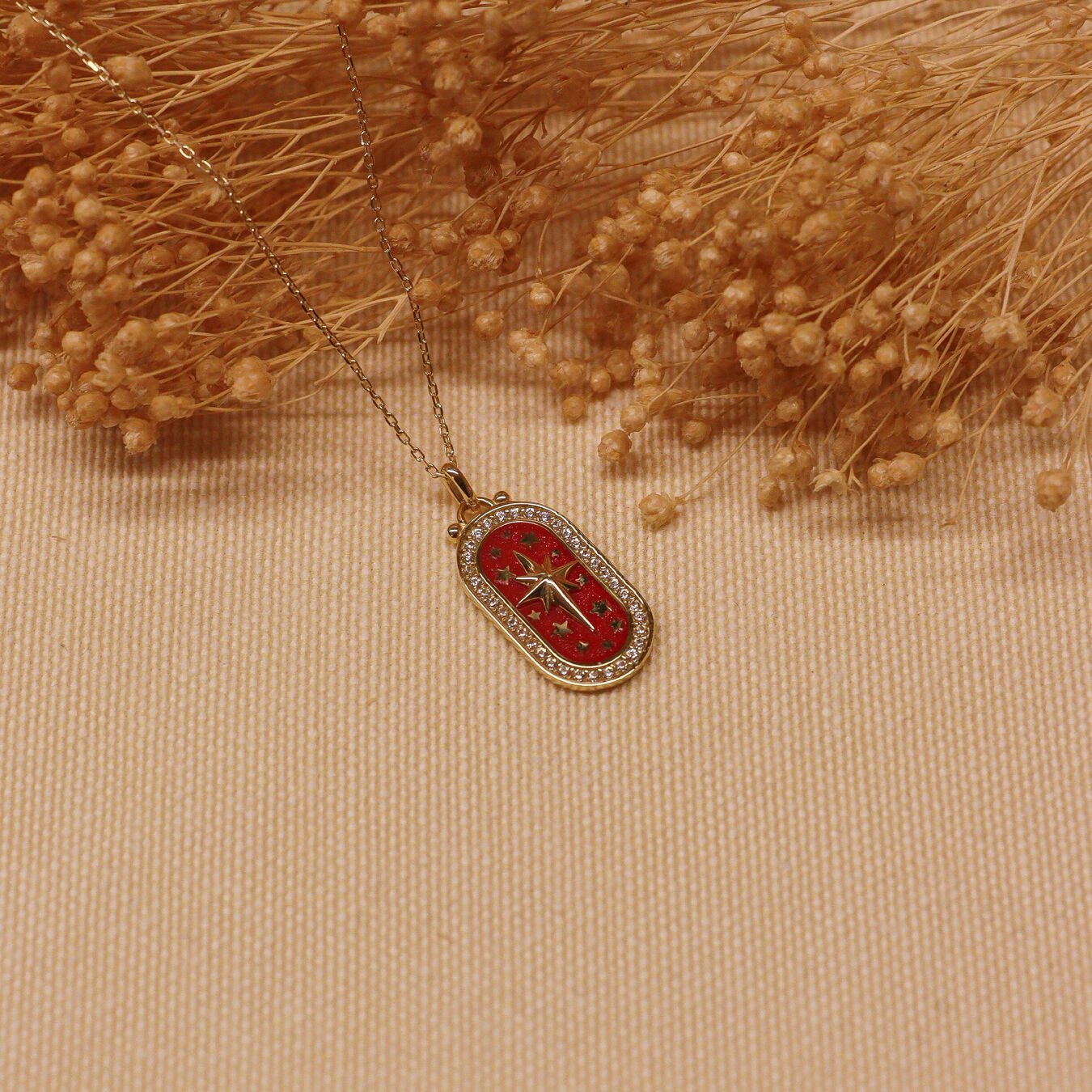 Kırmızı Mineli Kutup Yıldızı Minimal Kolye