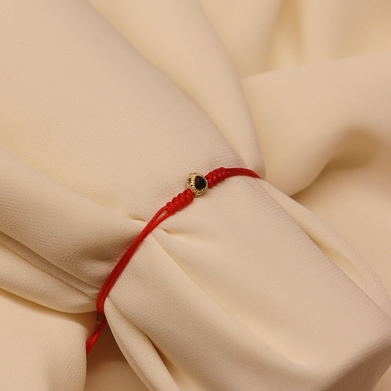 Siyah Taşlı Kalp Kırmızı İpli Bileklik