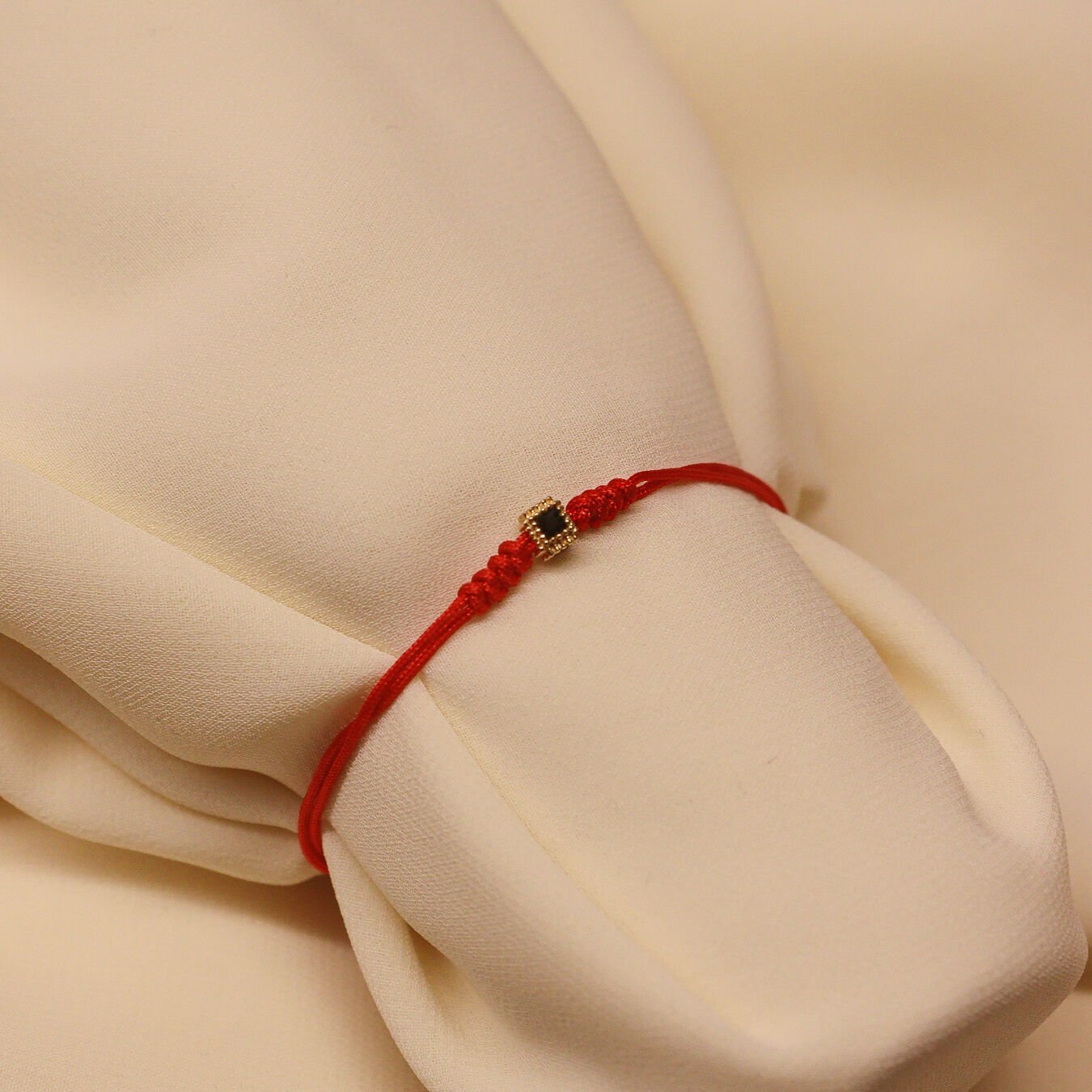 Siyah Kare Taşlı Kırmızı İpli Bileklik