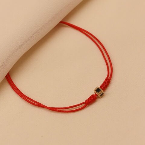 Siyah Kare Taşlı Kırmızı İpli Bileklik