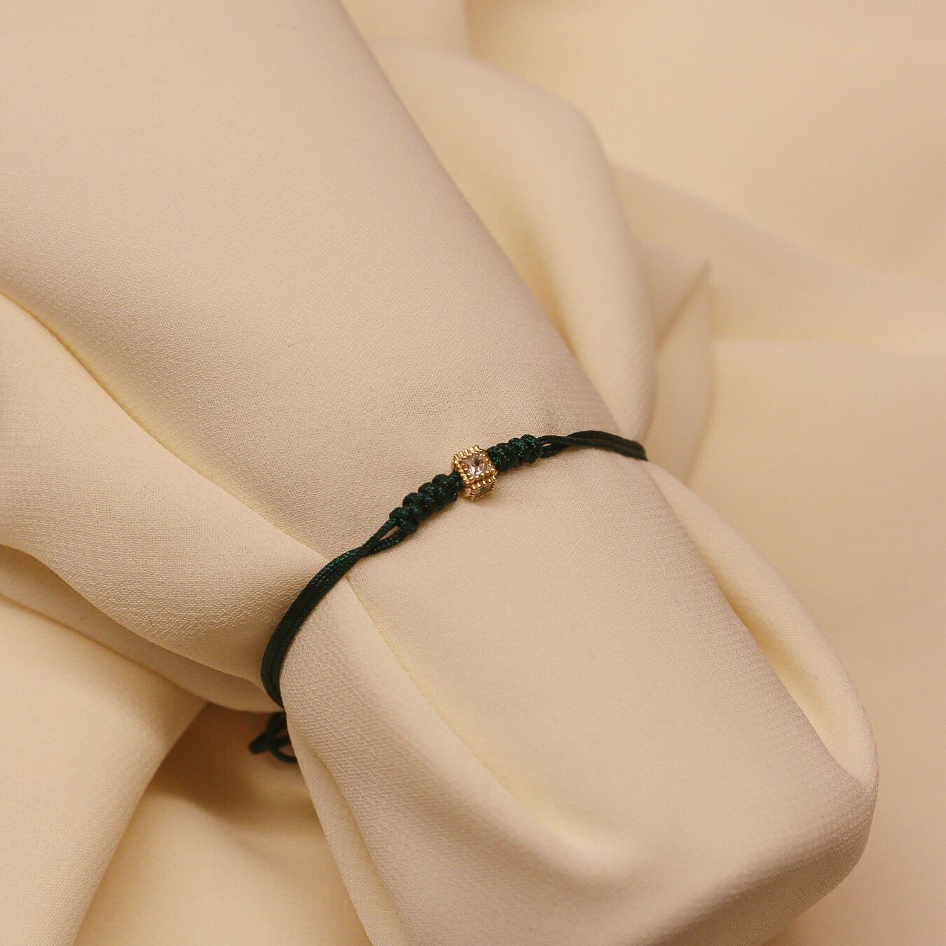 Beyaz Kare Taşlı Yeşil İpli Bileklik