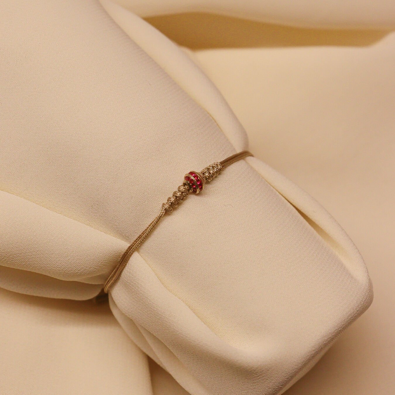 Pembe Yuvarlak Taşlı Bej İpli Bileklik