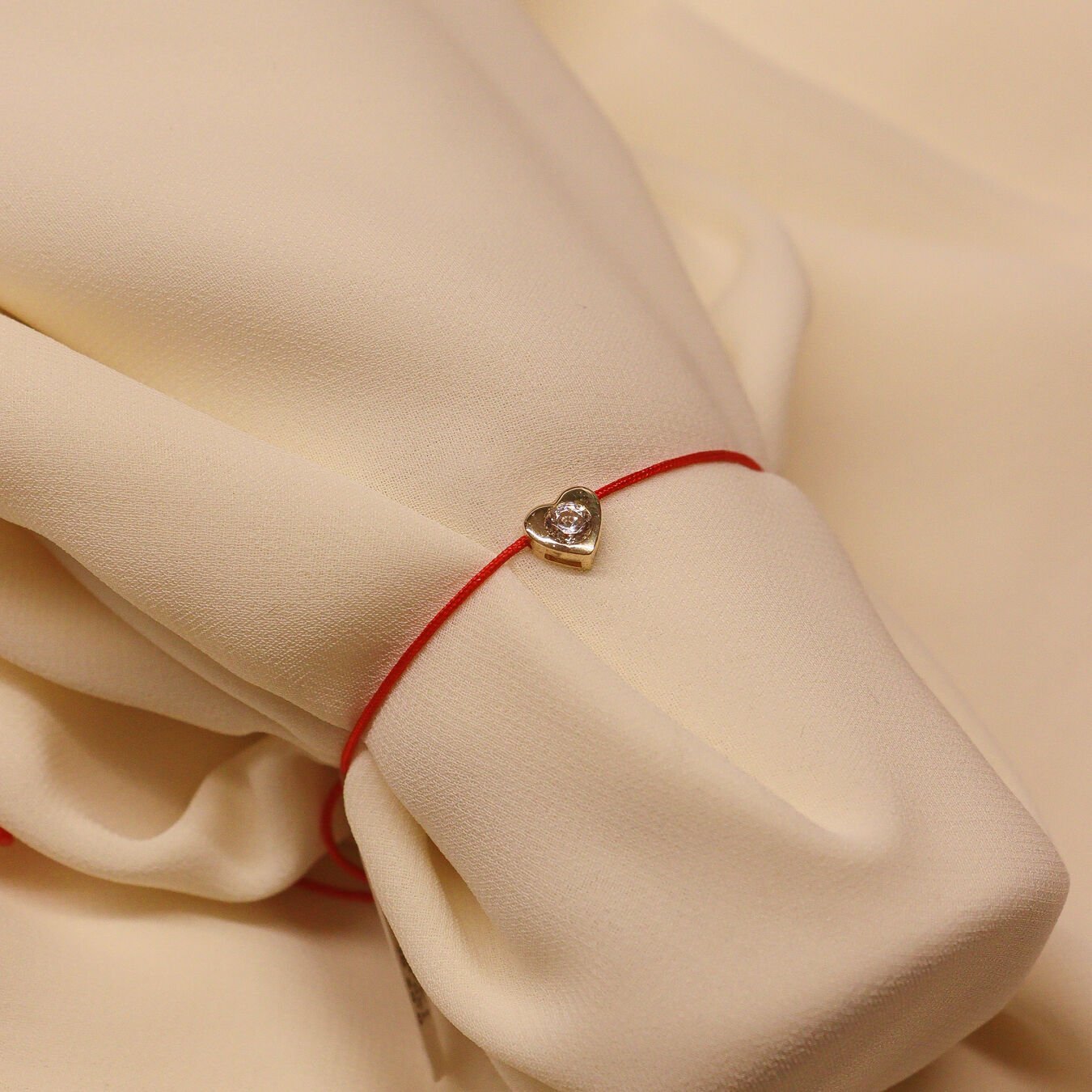 Taşlı Kalp Kırmızı İpli Bileklik