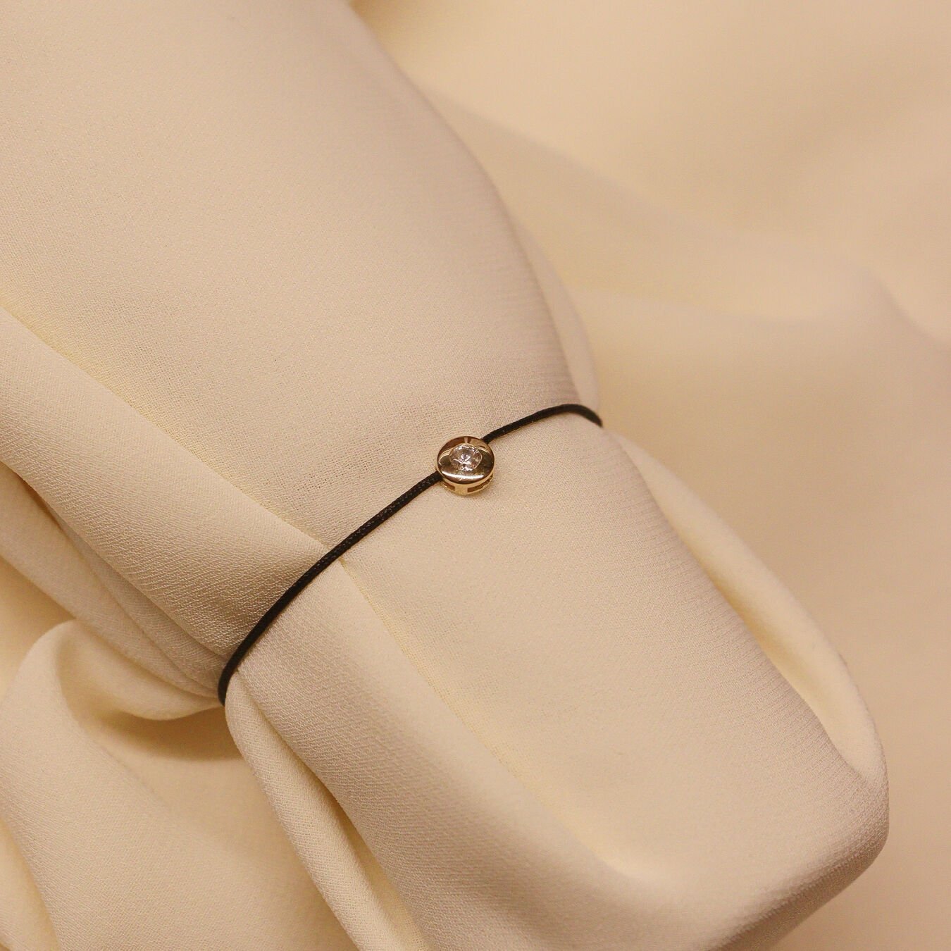 Yuvarlak Taşlı Siyah İpli Bileklik