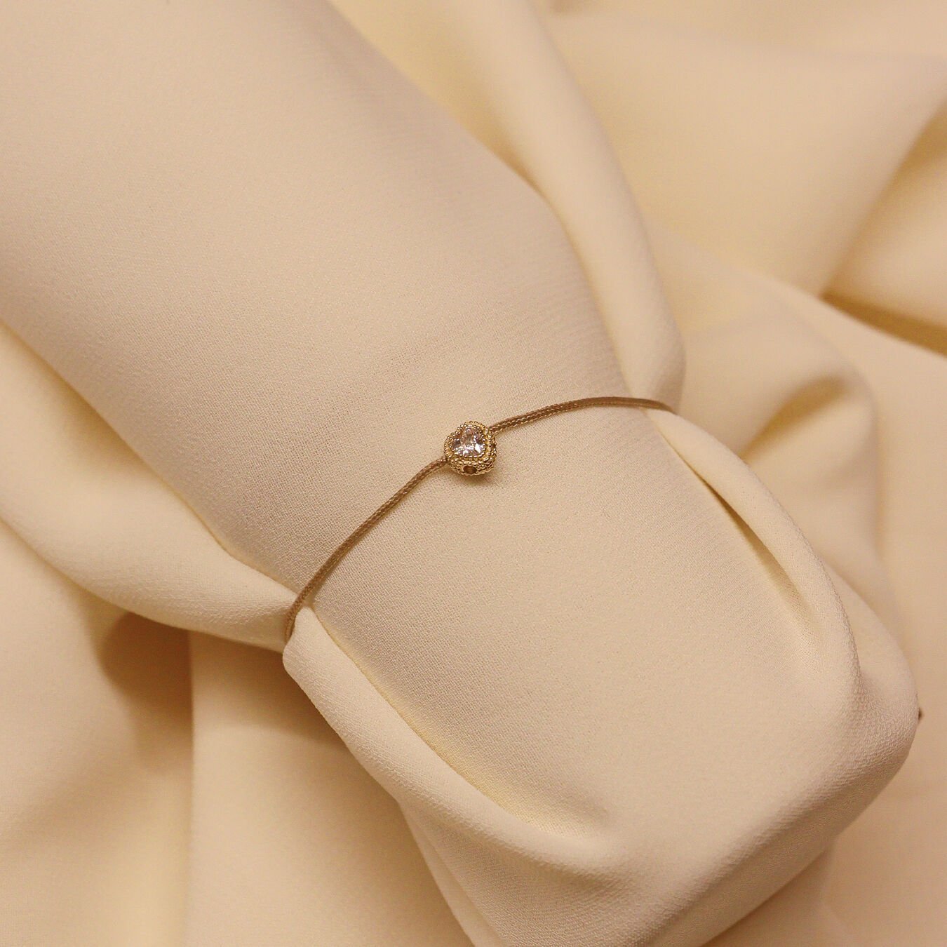 Taşlı Kalp Bej İpli Bileklik