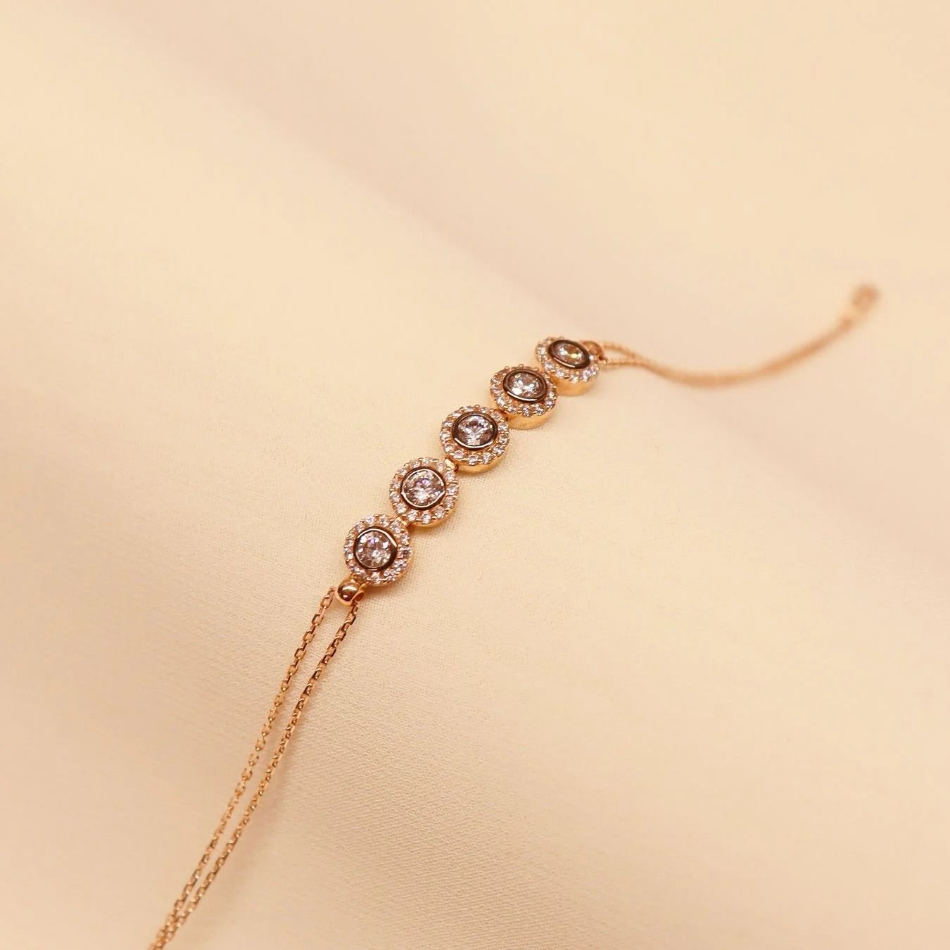 Zincirli Sıra Taşlı Modern Bileklik