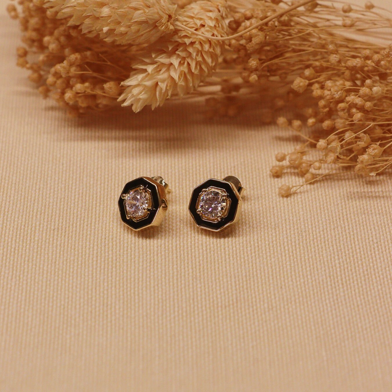 Çağla Vidalı Küpe