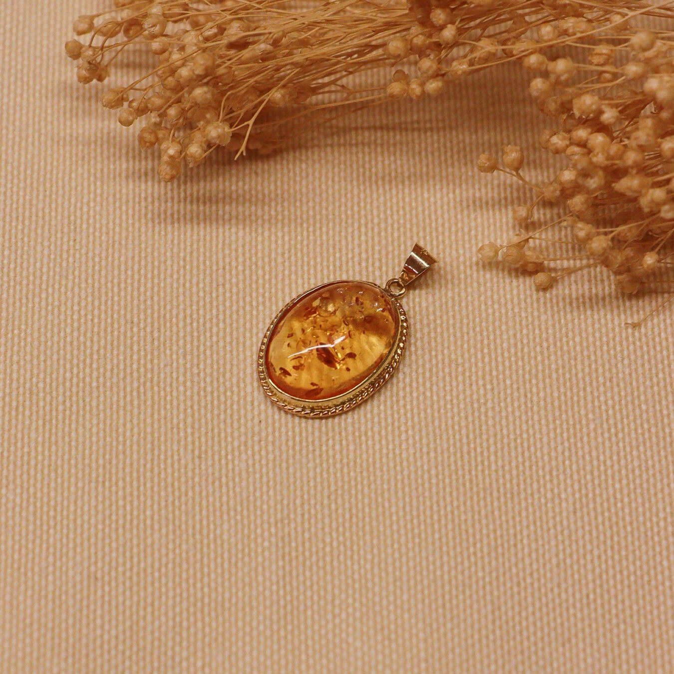 Bold Amber Modern Kolye Ucu