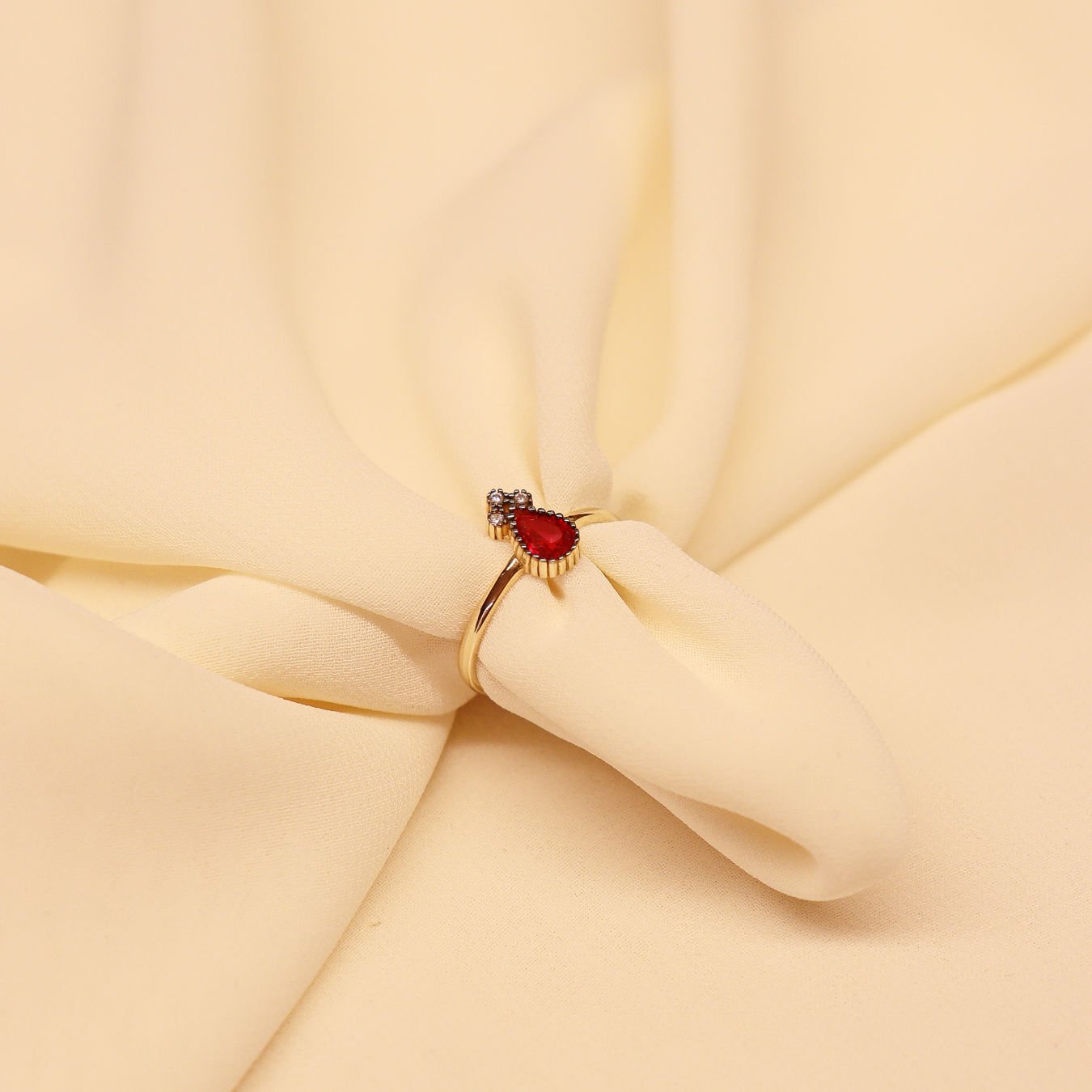 Tria Yakut Minimal Yüzük