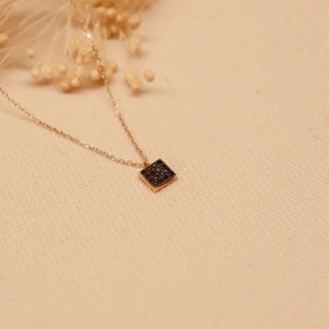 Siyah Taşlı Kare Minimal Kolye
