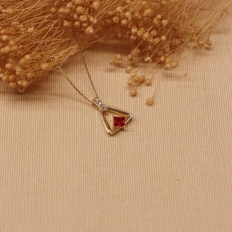 Yakut Taşlı Üçgen Minimal Kolye