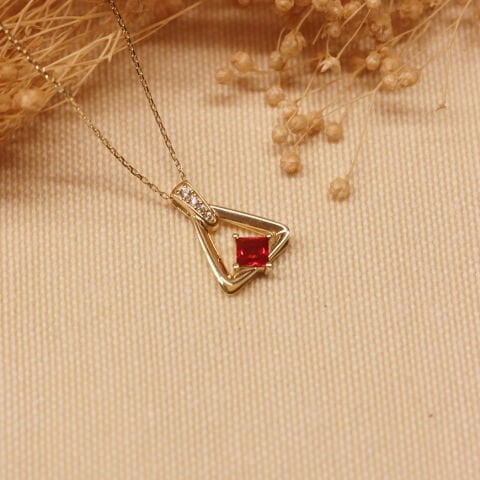 Yakut Taşlı Üçgen Minimal Kolye