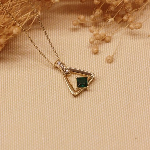 Zümrüt Taşlı Üçgen Minimal Kolye