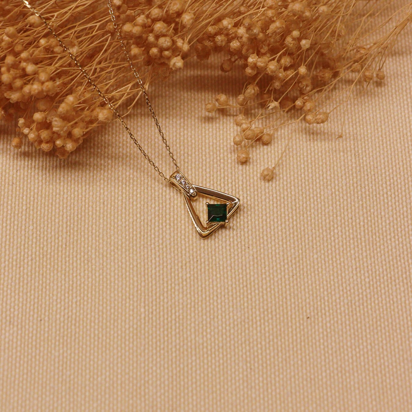 Zümrüt Taşlı Üçgen Minimal Kolye