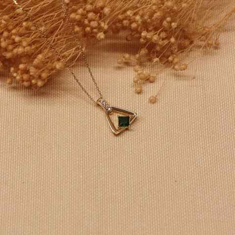 Zümrüt Taşlı Üçgen Minimal Kolye