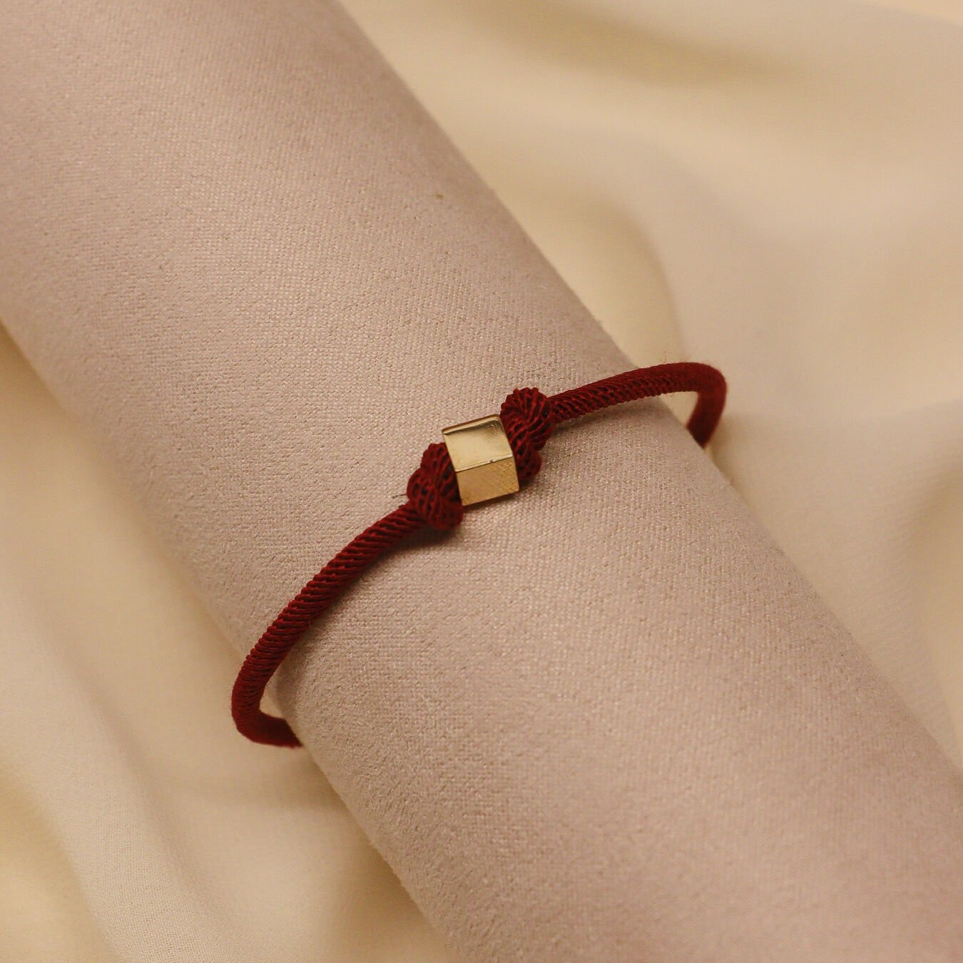 4 Mm Küp Bordo İpli Bileklik