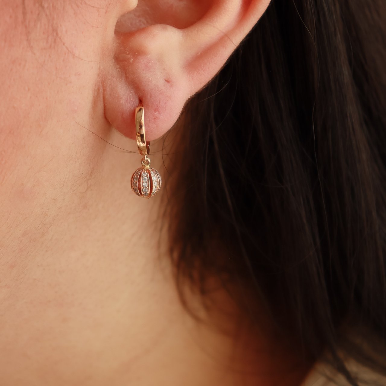 Taşlı Küre Sallantılı Küpe