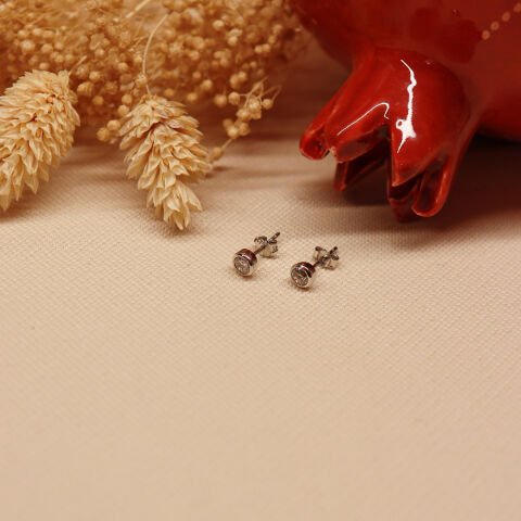 Beyaz Sıvama Tektaş Small Vidalı Küpe
