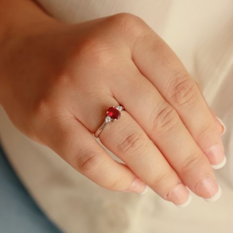 Âlâ Yakut Modern Yüzük