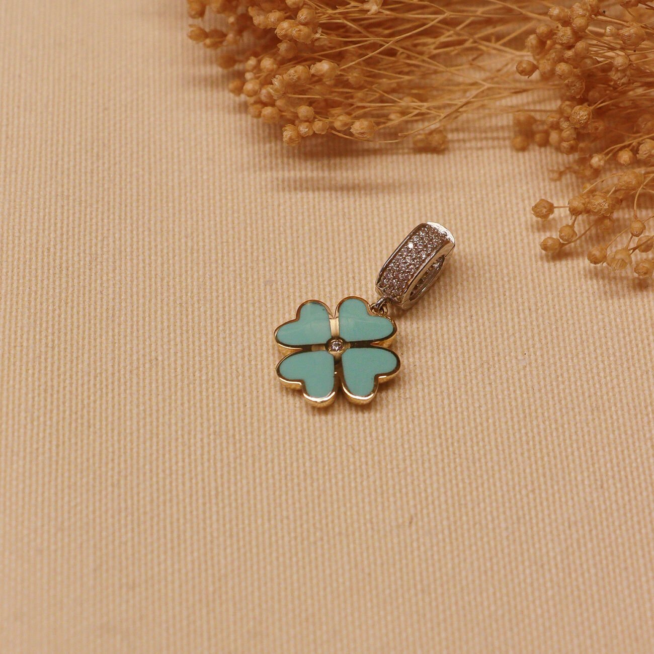 Mineli Yonca Charm Modern Kolye Ucu