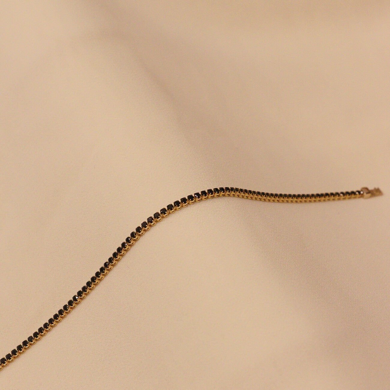 Siyah Taşlı Su Yolu Modern Bileklik