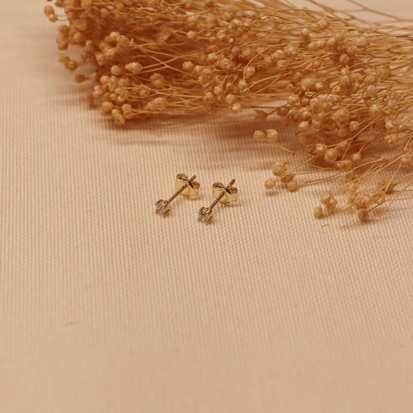 4 Tırnak Tektaş Vidalı Küpe
