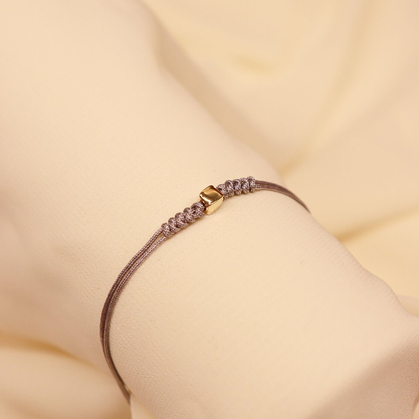 Mini Cubo Gri İpli Bileklik