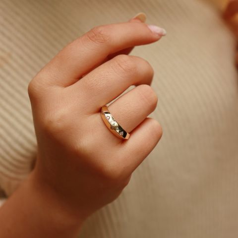 Dikey Taşlı Modern Yüzük