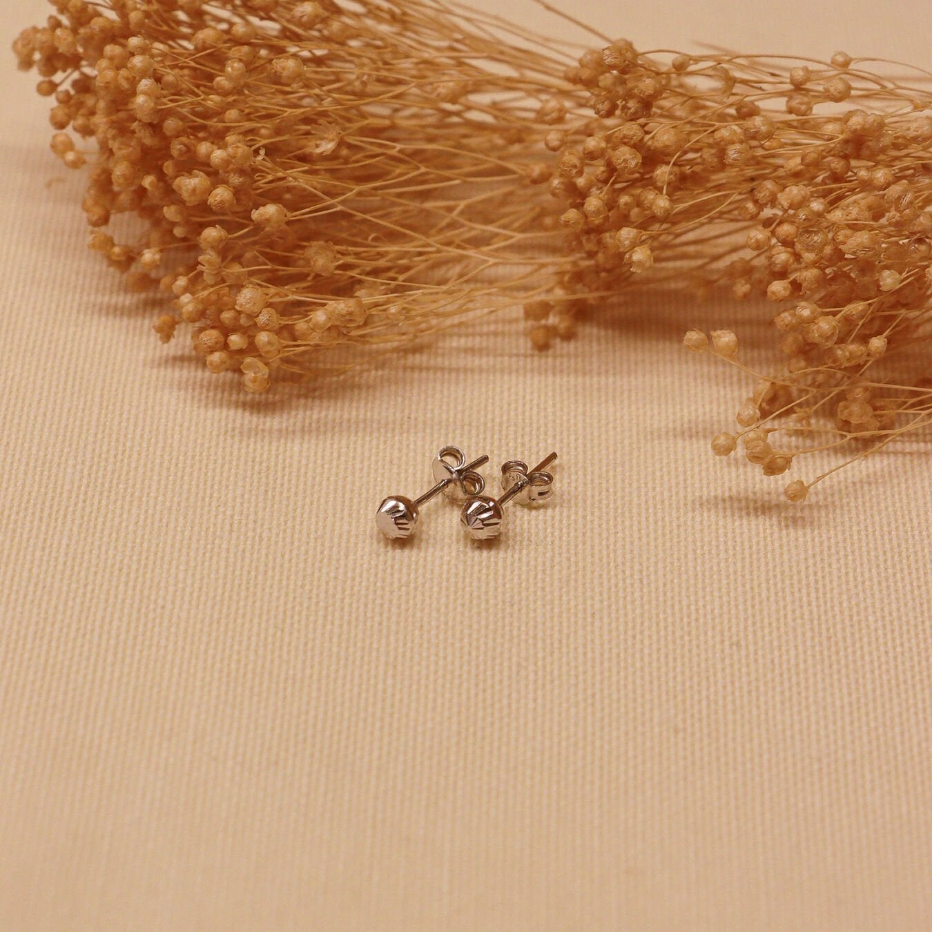 4 Mm Beyaz Altın Desenli Top Vidalı Küpe