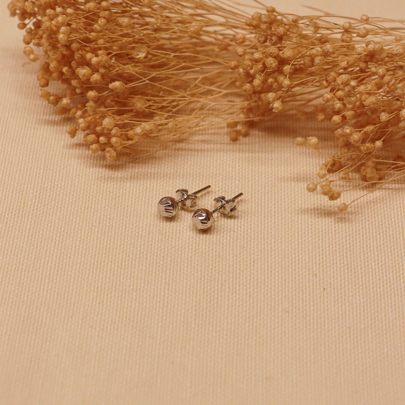 5 Mm Beyaz Altın Desenli Top Vidalı Küpe