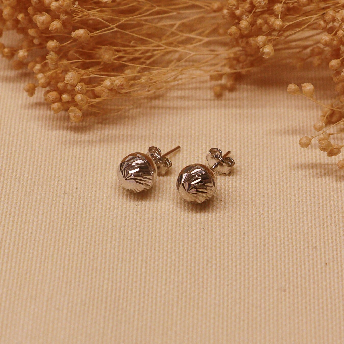 8 Mm Beyaz Altın Desenli Top Vidalı Küpe