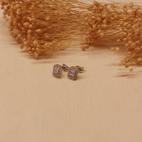 Type 1 Beyaz Altın Baget Vidalı Küpe
