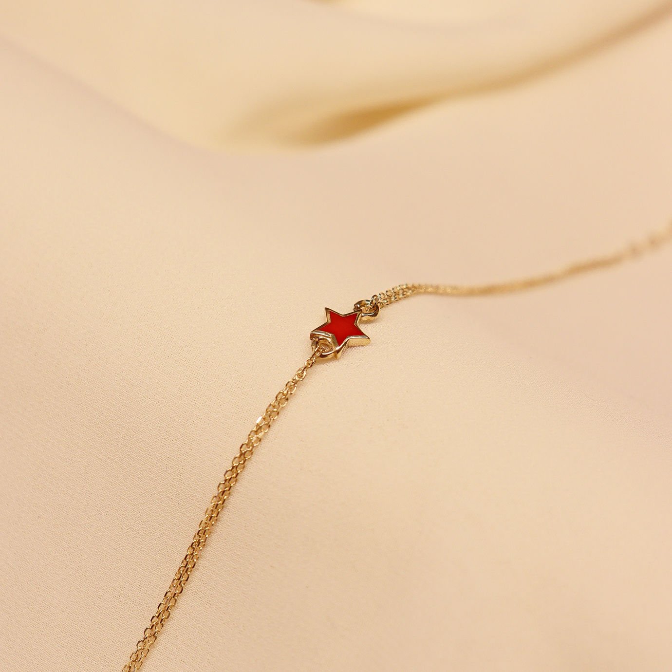Kırmızı Mineli Yıldız Minimal Bileklik