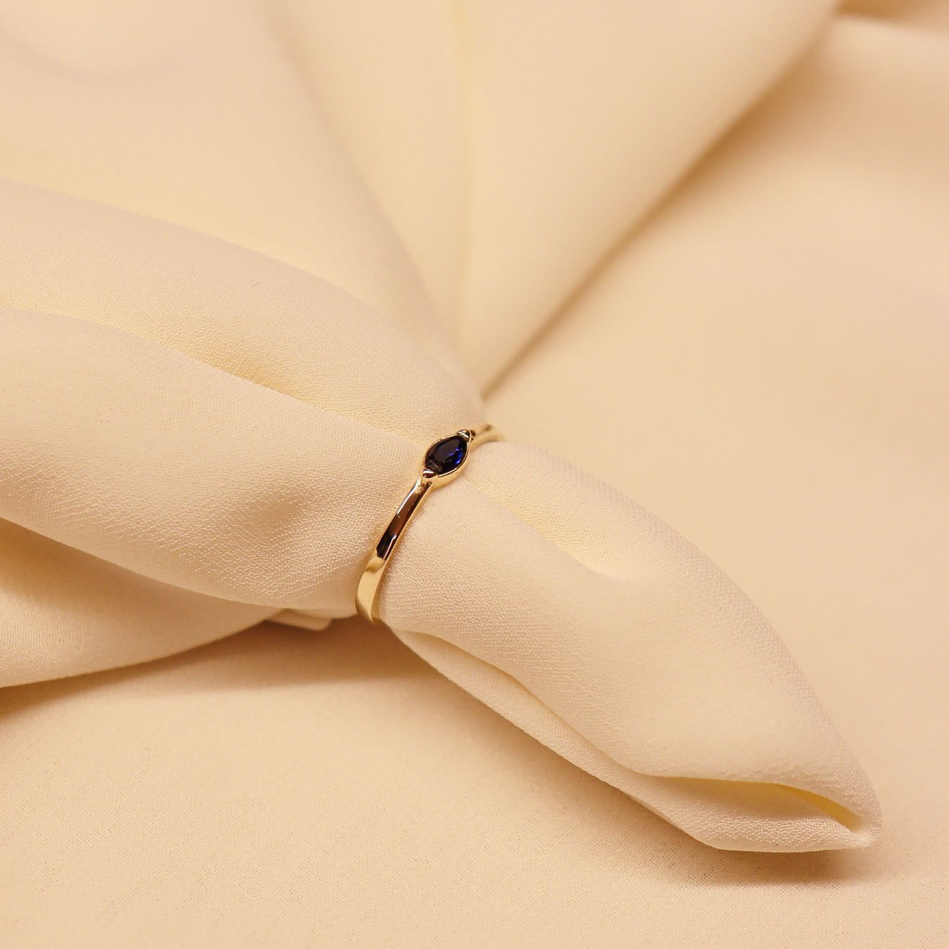 Oval Safir Taşlı Minimal Yüzük